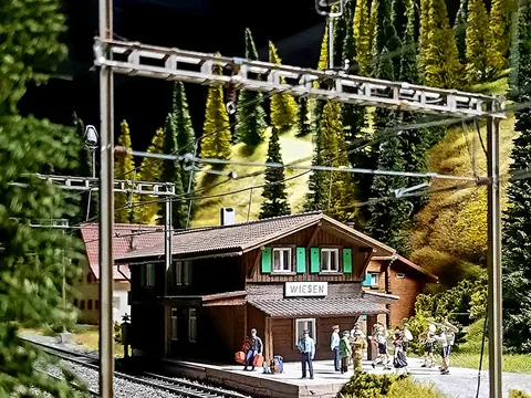 Bahnhof „Wiesen“ unter der Oberleitung