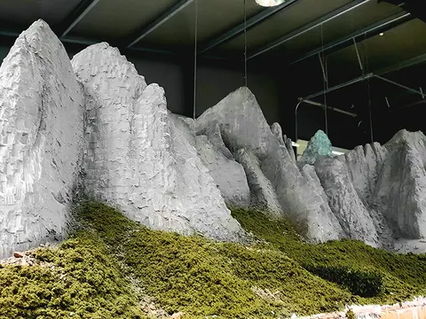 Felsmassiv im Rohbau