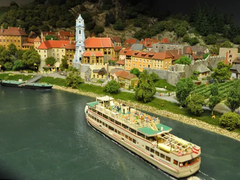 Ausflugsschiff auf der Donau vor Dürnstein