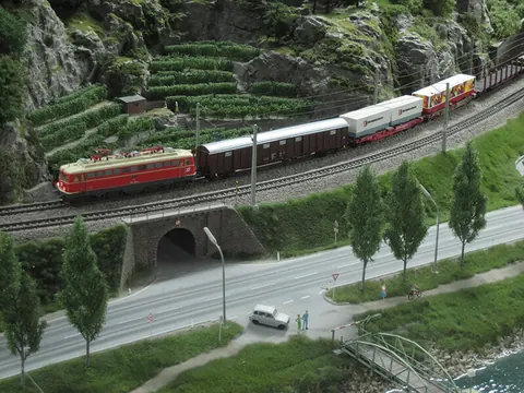 Güterzug mit ÖBB-Ellok an den Weinbergen