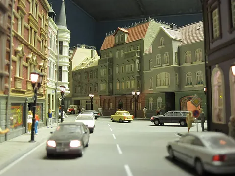 Stadtstraße mit Autos und Altbauten