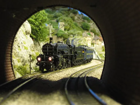 Dampflok fährt aus dem Tunnel
