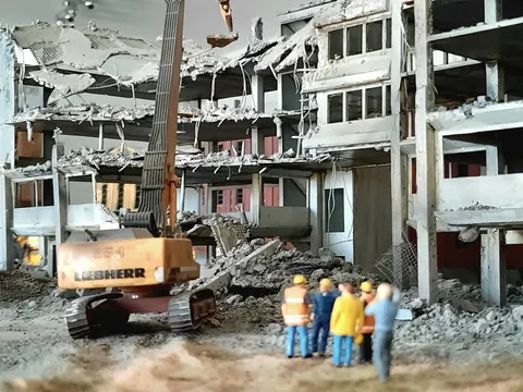 Abrissbaustelle mit Bagger