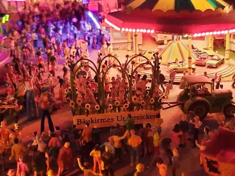 Festumzug mit Traktor und Kirmes-Banner