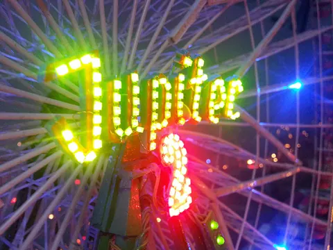 Leuchtschrift „Jupiter“ am Riesenrad