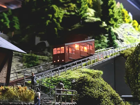 Beleuchtete Standseilbahn am Hang