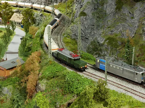 Güterzüge an der Felswand