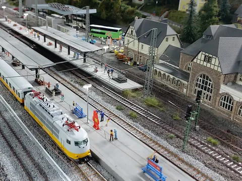 Bahnhof mit Ellok am Bahnsteig