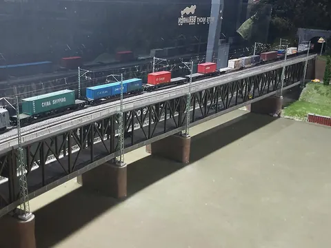 Containerzug auf der Stahlbrücke