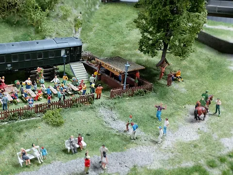 Biergarten neben einem alten Personenwagen