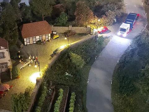 Fachwerkhaus und Lkw bei Nacht