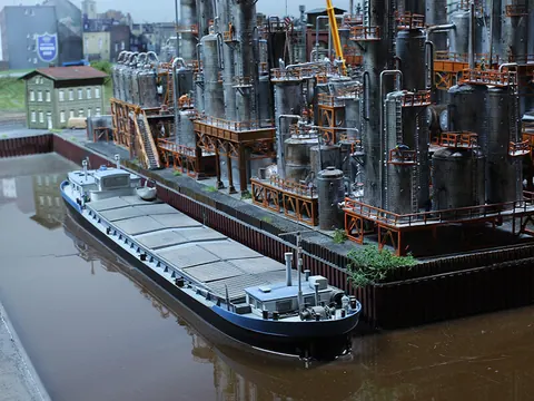 Binnenschiff vor einer Industrieanlage