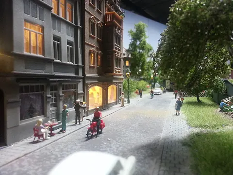 Straße mit Altbauten und Passanten