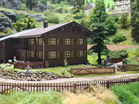 Schwarzwaldhaus mit Garten und Holzzaun