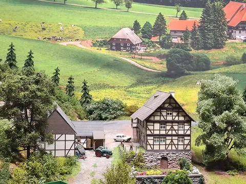 Hügellandschaft mit Fachwerkhof