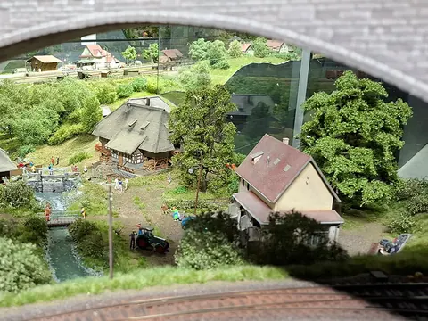 Blick auf Bachlauf und Höfe