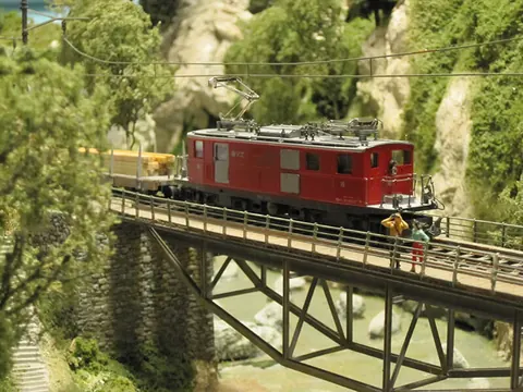 Ellok auf einer Stahlbrücke über die Schlucht