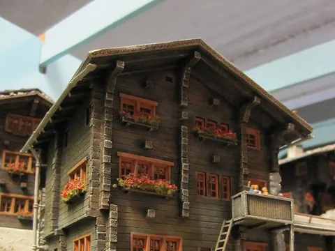 Holzchalet mit Blumenkästen
