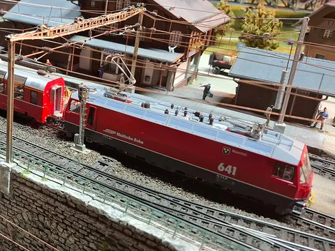 Rote Lok der Rhätischen Bahn am Bahnsteig