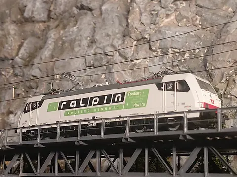 Ellok auf einer Brücke vor der Felswand