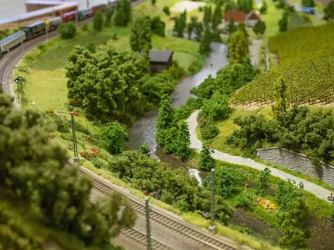 Bachtal mit Bahnstrecke und Weinbergen