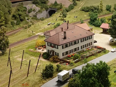 Gutshof an der Bahnstrecke