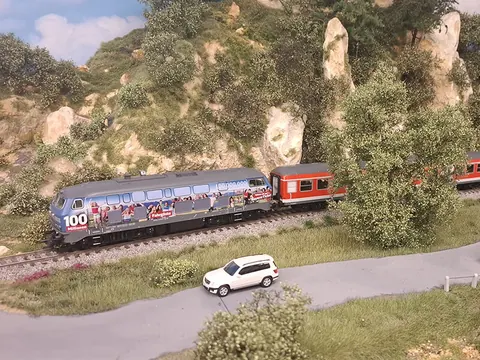Diesellok mit Sonderlackierung an den Felsen