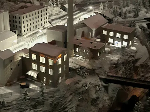Beleuchtete Fabrik im Schnee