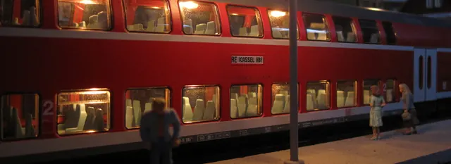 Doppelstockzug bei Nacht am Bahnsteig