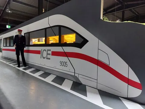 Der ICE 4 mit Schaffner – durch die Fenster blickst du in den Schattenbahnhof