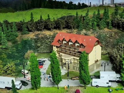 Die Schwarzwaldklinik mit ZDF-Übertragungswagen